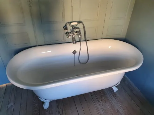 Baignoire ovale sur pieds avec robinetterie ancienne