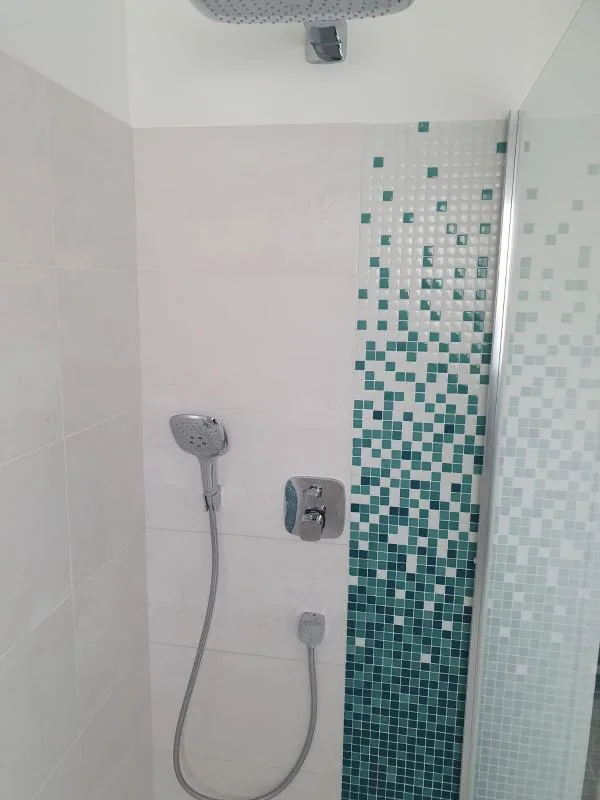 Douche avec frise de mosaïque verte et robinetterie thermostatique