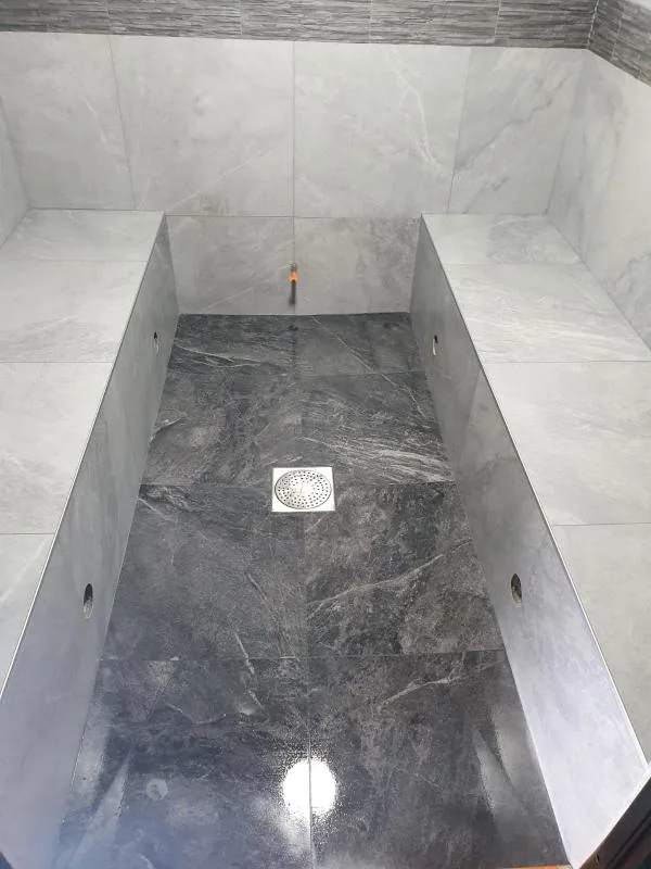 Baignoire encastrée recouverte d’un carrelage effet marbre