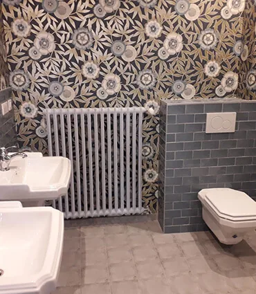 Salle d’eau avec lavabo, WC suspendu et radiateur