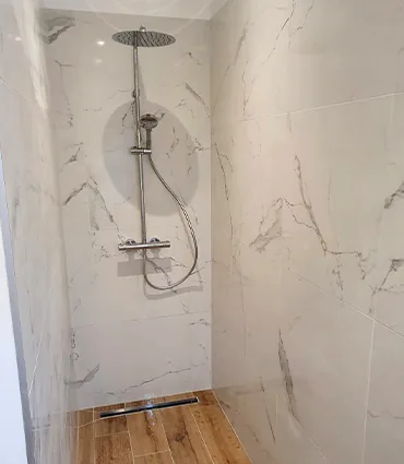 Douche à l’italienne carrelée effet marbre